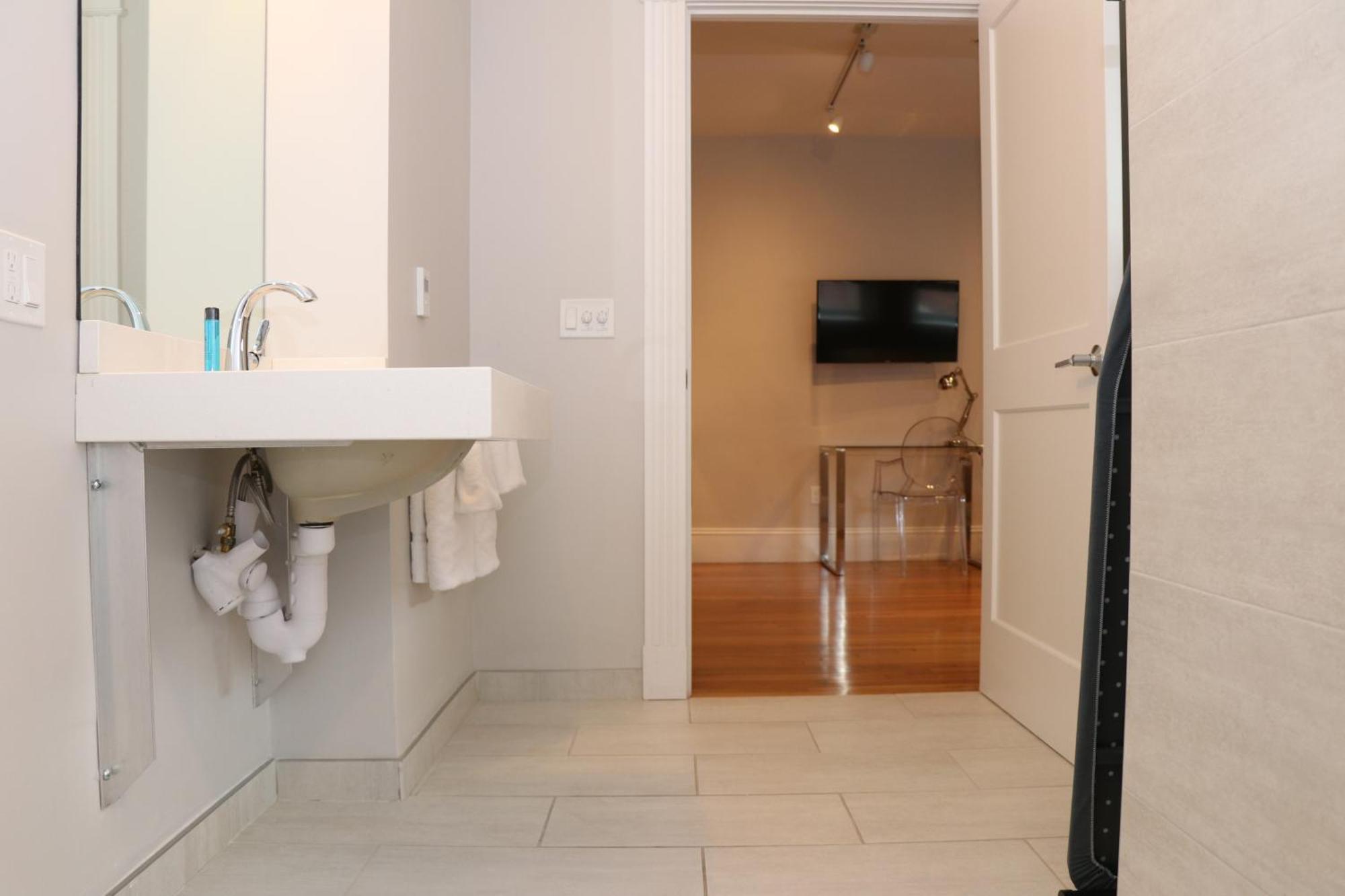 A Stylish Stay W/ A Queen Bed, Heated Floors.. #21 Brookline Exterior photo
